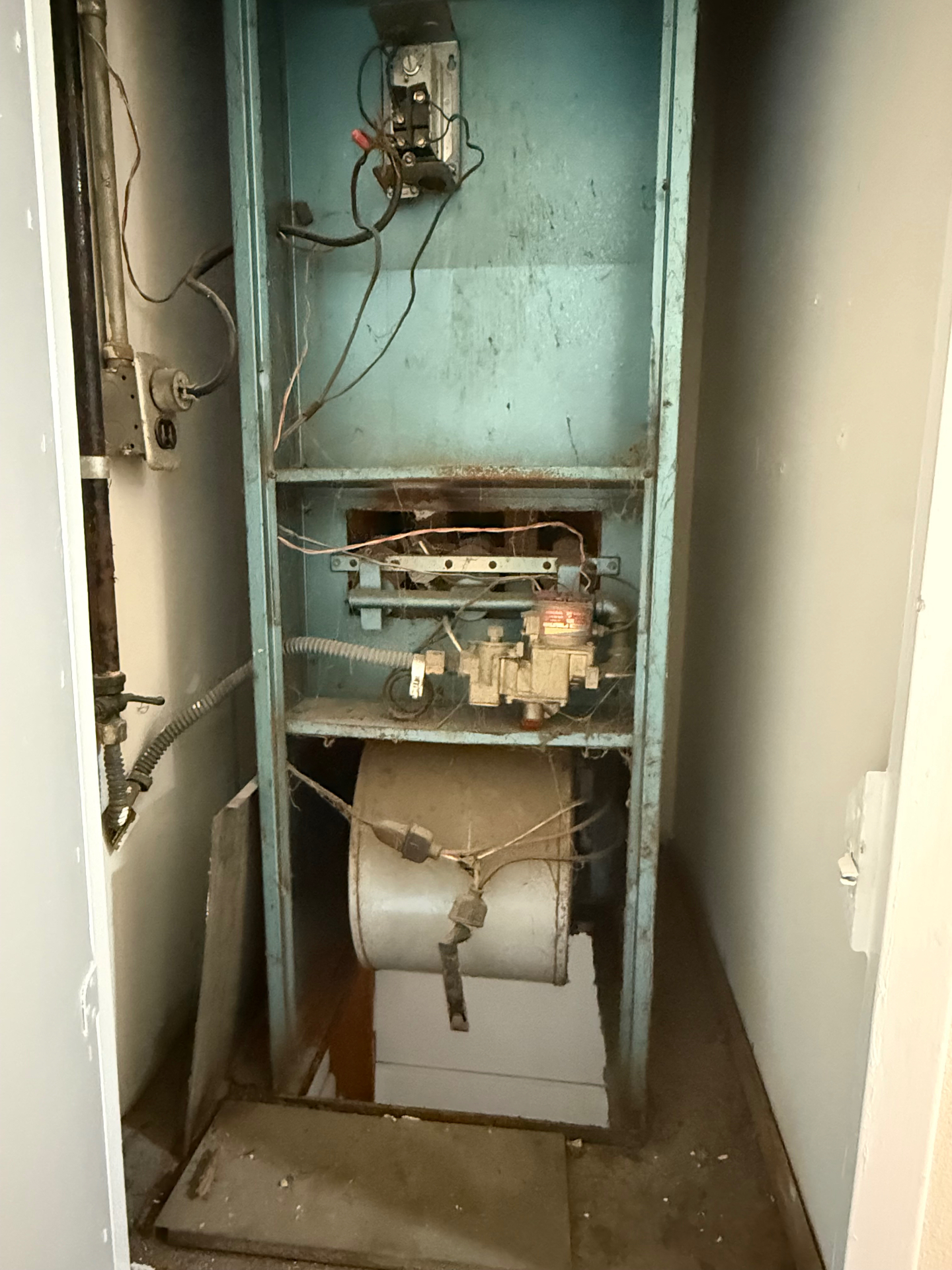 Old rusty AC unit before Airsun replacement